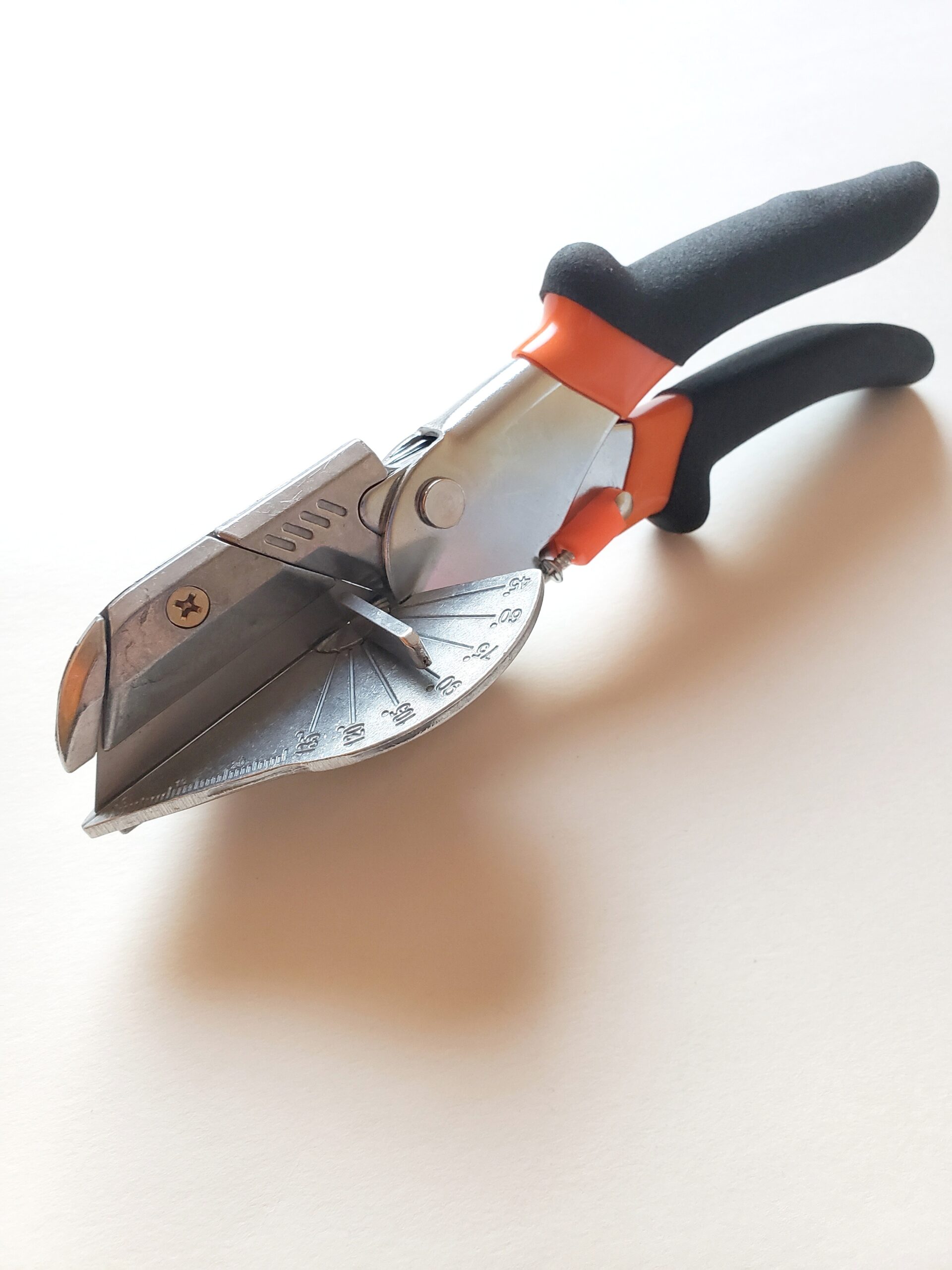 Fasadinių profilių žirklės su reguliuojamais laipsniais Fasadinių profilių žirklės su reguliuojamais laipsniais